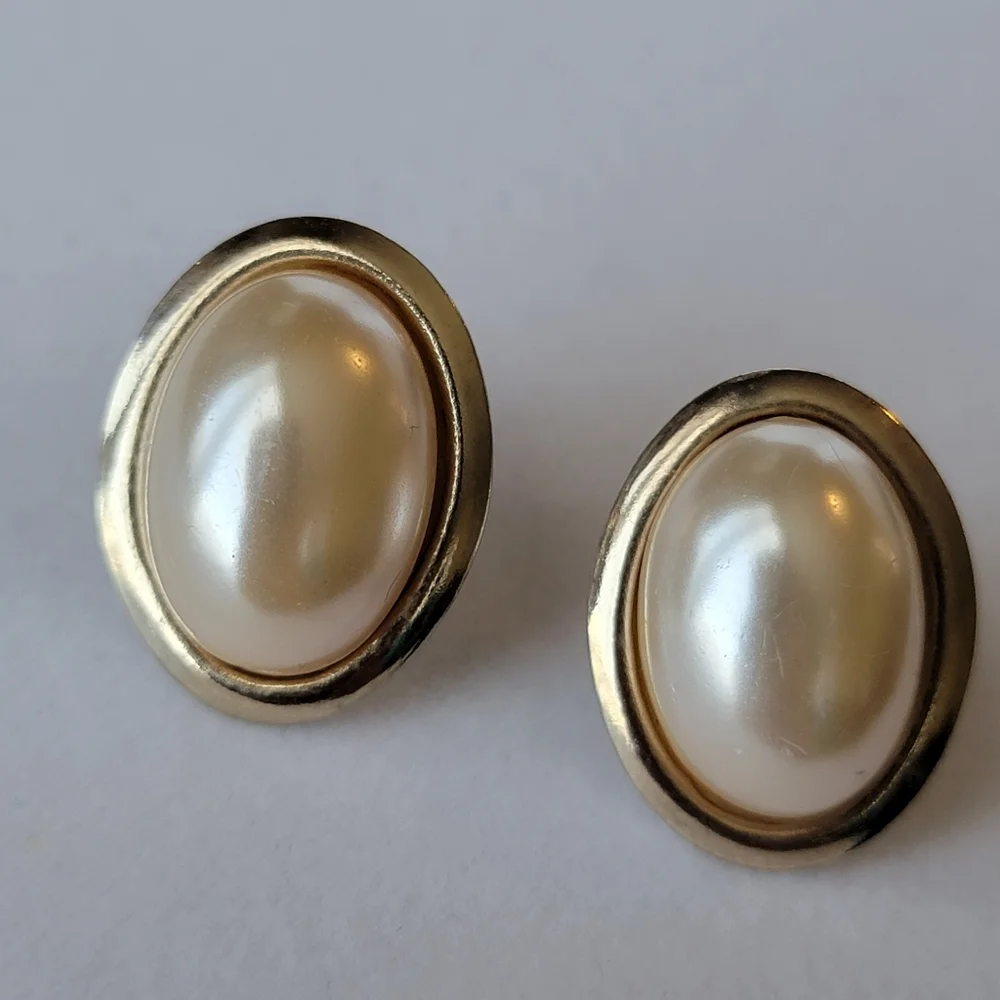 Vintage Faux Pearl Gold Tone Oval Post Earring